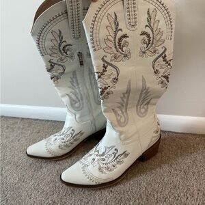 American Vintage White Embroidered Heeled Boots